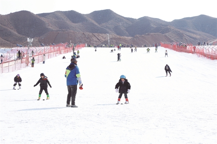     游客在白银国家雪上项目训练基地尽情享受滑雪运动的乐趣