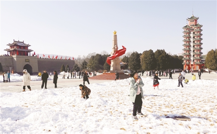     春节期间，会宁县红军会宁会师旧址迎来大批游客，各地游客在会宁县感受红色文化，厚植家国情怀，欢度假期。图为游客在红军会宁会师旧址游玩的场景。常琦彪 摄