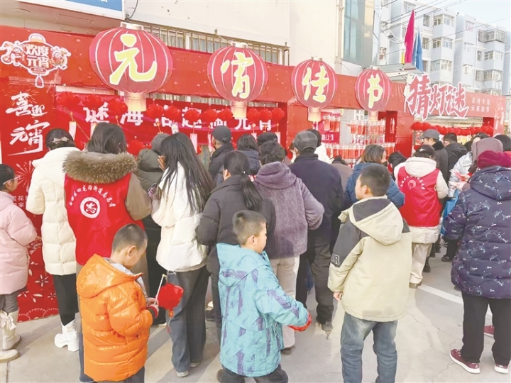     花灯满城闹新岁，又是一年团圆时。近日，白银区处处热闹非凡，丰富多彩形式多样的“庆元宵”主题活动，让人们在欢乐中感受到浓浓的节日气息。    四龙路街道开展“谜海拾趣闹元宵”活动，现场到处挂着红色灯笼，灯笼下挂着各种有趣的谜语，精心布置的场地营造出浓厚的节日氛围，吸引了众多居民驻足围观。                                  王若愚  摄